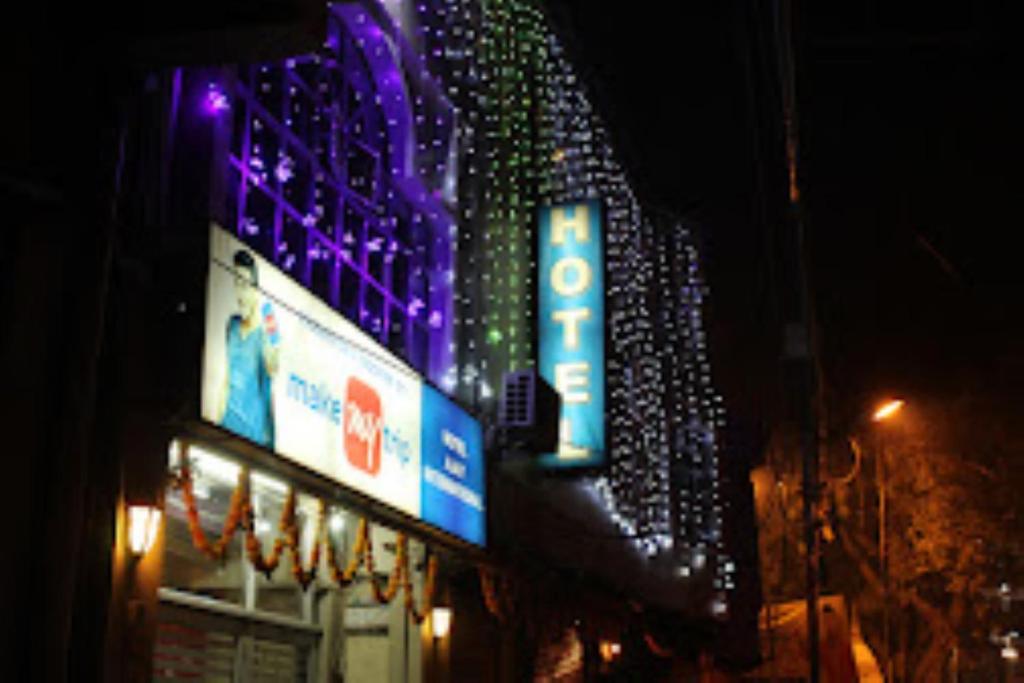 um edifício com luzes roxas à noite em Hotel Ajay International Agra em Agra