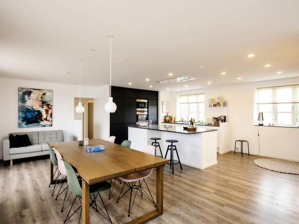 uma cozinha e sala de estar com mesa e cadeiras em Holiday home Bogense XXVI em Bogense
