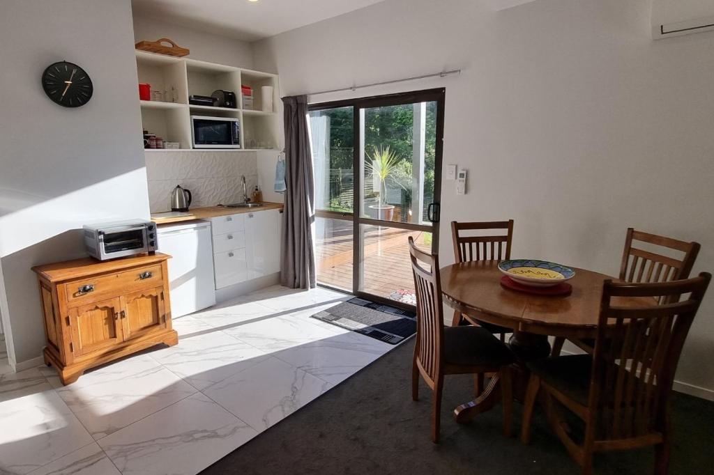 una cucina con tavolo in legno e una sala da pranzo di Ravensdale Vista a Christchurch