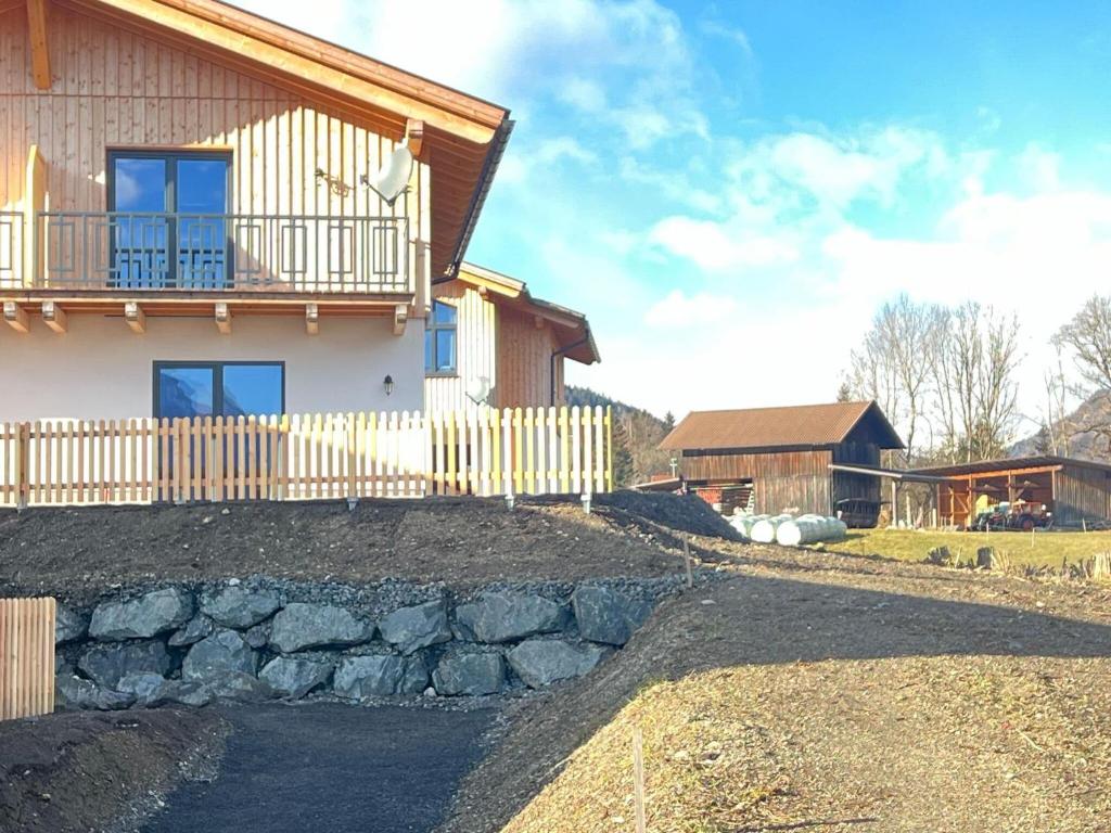dom z kamiennym podjazdem przed nim w obiekcie Chalet in Hermagor with nice views and sauna w mieście Hermagor