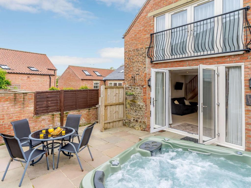 a hot tub in the backyard of a house at 2 Bed in Thirsk 48116 in Carthorpe