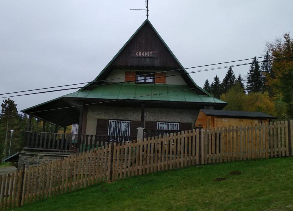 Budova, kde se aparthotel nachází