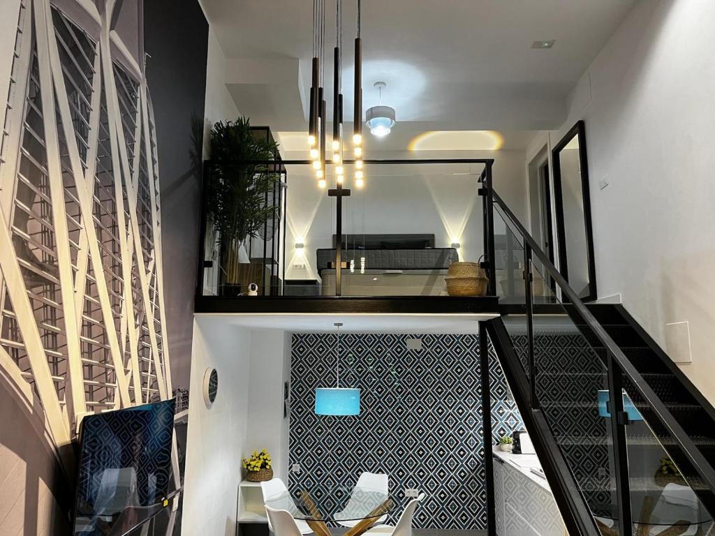 Una escalera en una casa con comedor en Loft Valencia Benimaclet, en Valencia