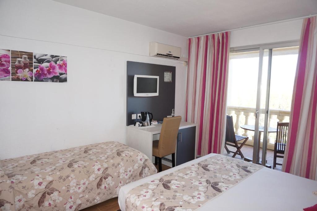 Postel nebo postele na pokoji v ubytování Logis Hotel Le Col De L'ange