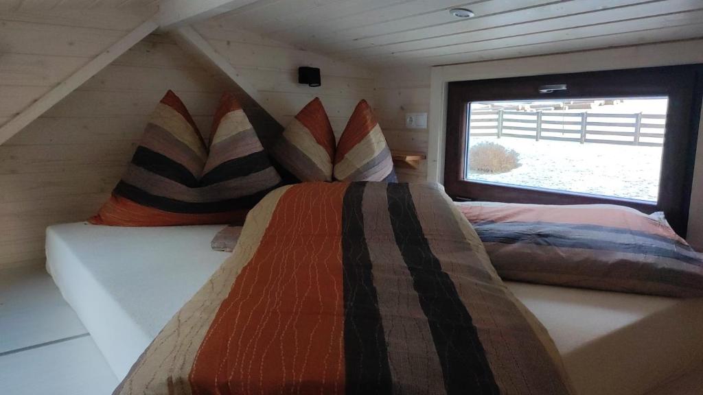 1 Schlafzimmer mit 2 Betten in einem kleinen Zimmer in der Unterkunft Tiny House Waldschmied 2 