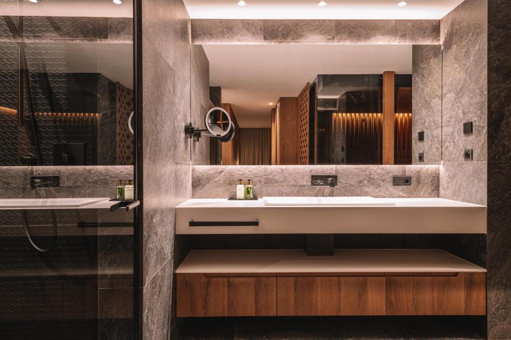 A bathroom at Residence Chalet L'Salvan