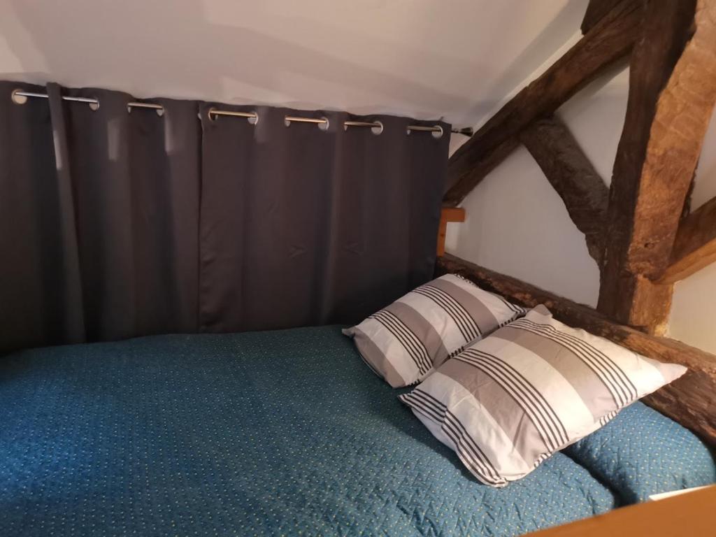 1 cama con 2 almohadas en una habitación en Gite de la Cathédrale 2, en Lectoure