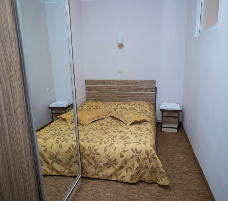 Postel nebo postele na pokoji v ubytování Tsaghkahovit Hotel