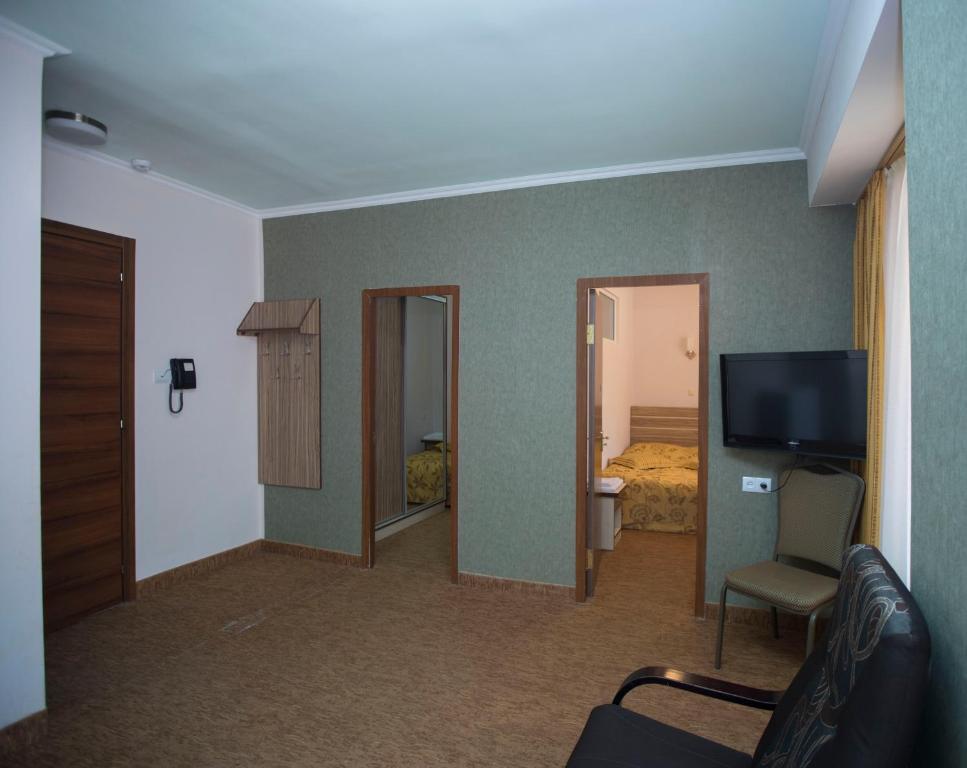 TV a/nebo společenská místnost v ubytování Tsaghkahovit Hotel