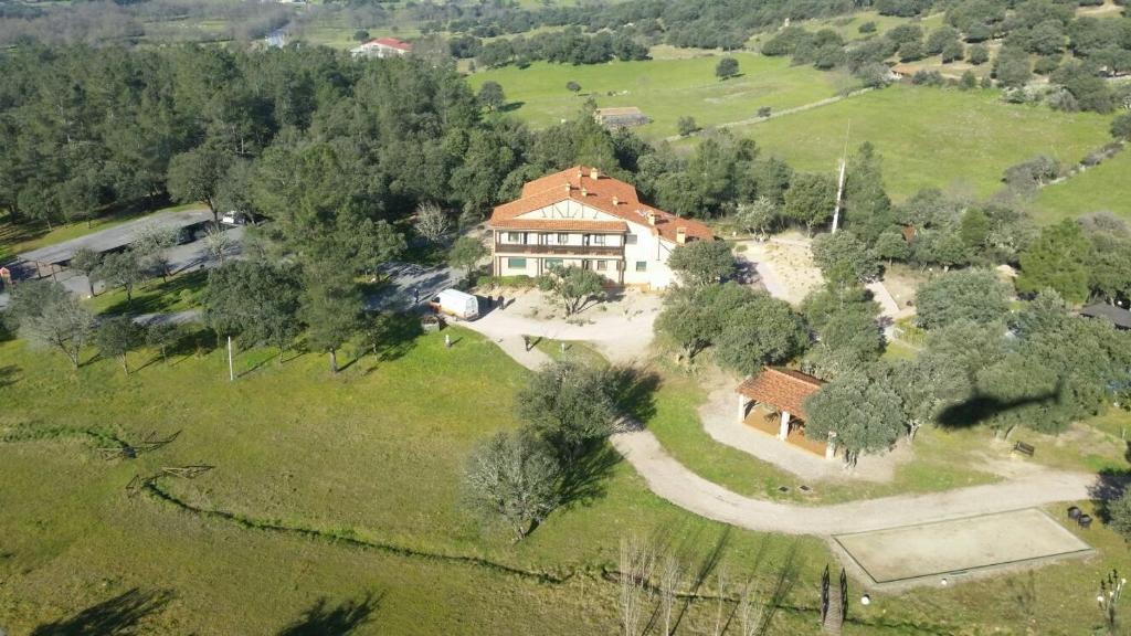 una vista aérea de una casa grande en un campo en Hotel Rural Finca Liceo, en Mijares