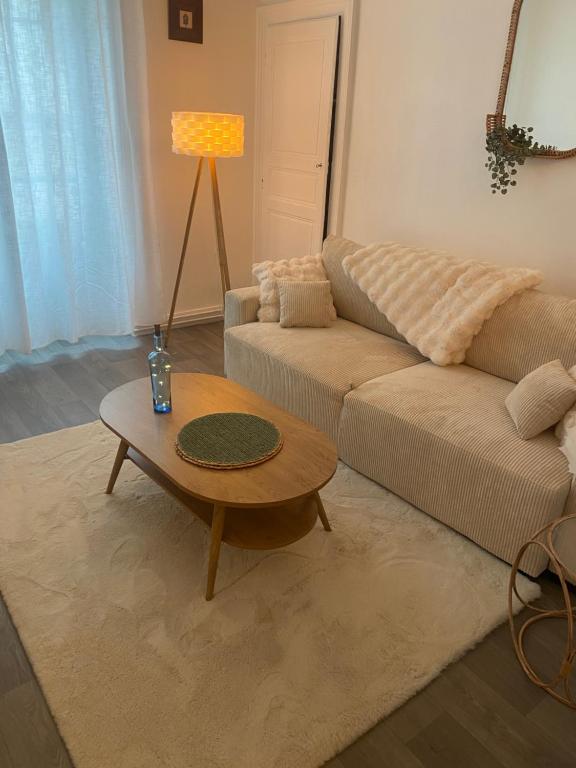 sala de estar con sofá y mesa en Appartement hyper centre-ville, en Nogent-le-Rotrou