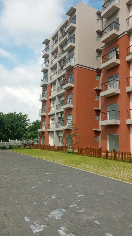 een groot appartementencomplex voor een parkeerplaats bij CANTERBURY Green GONAPOLA 1BF5U6 