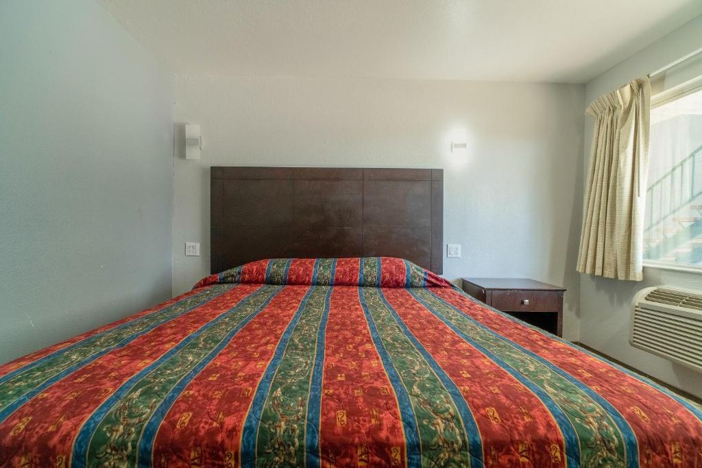 Postel nebo postele na pokoji v ubytování Xpress Inn & Extended Stays