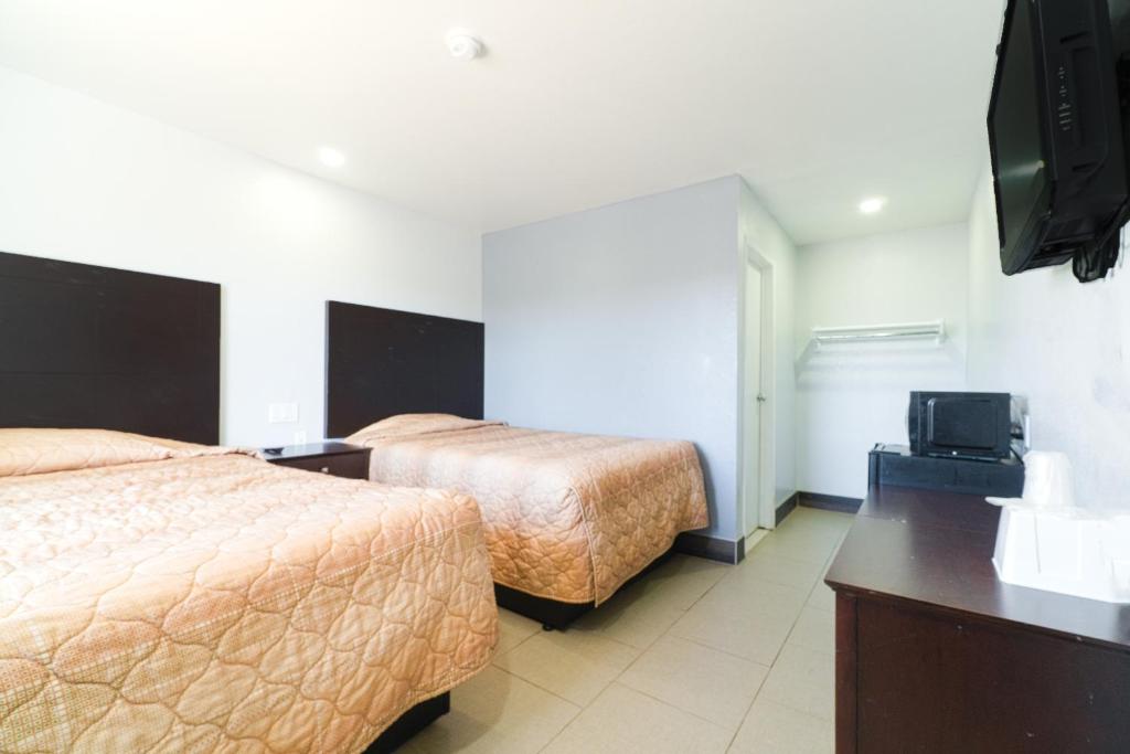 Postel nebo postele na pokoji v ubytování Xpress Inn & Extended Stays