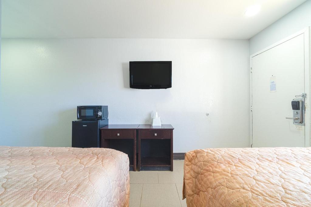 TV a/nebo společenská místnost v ubytování Xpress Inn & Extended Stays