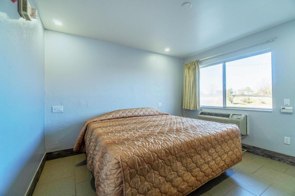 Postel nebo postele na pokoji v ubytování Xpress Inn & Extended Stays