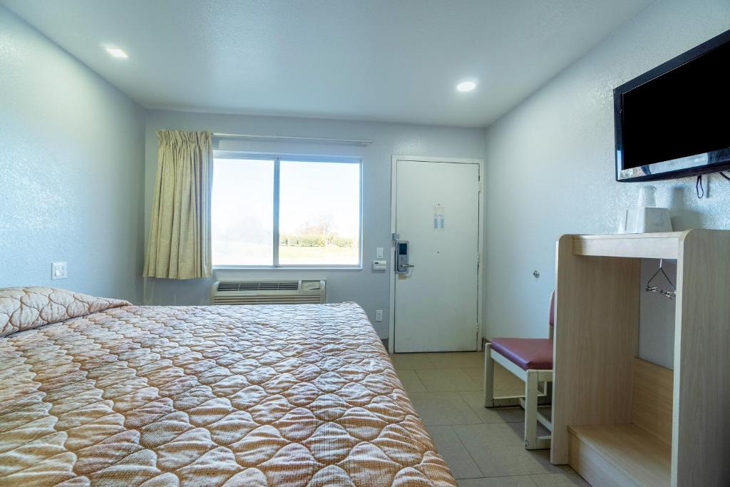TV a/nebo společenská místnost v ubytování Xpress Inn & Extended Stays