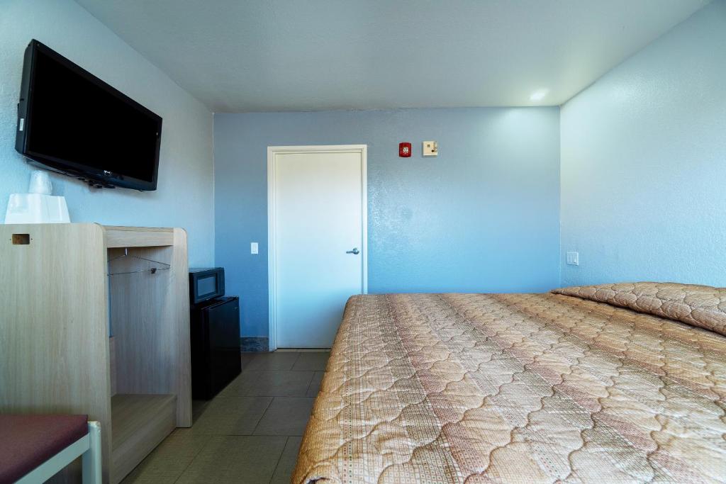 TV a/nebo společenská místnost v ubytování Xpress Inn & Extended Stays