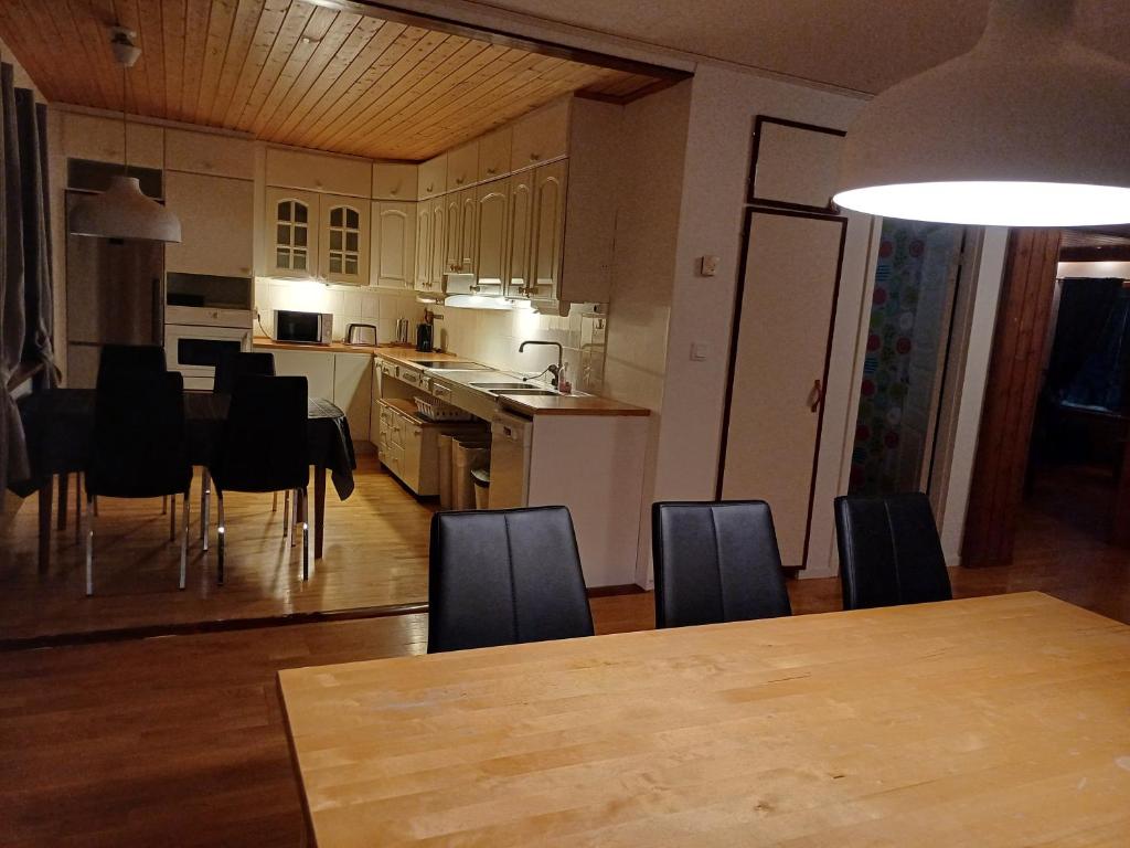- une cuisine et une salle à manger avec une table et des chaises dans l'établissement Kiruna accommodation Läraregatan 19 b, à Kiruna