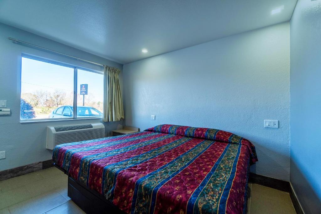 Postel nebo postele na pokoji v ubytování Xpress Inn & Extended Stays