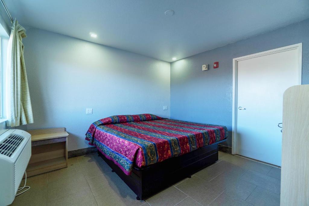 Postel nebo postele na pokoji v ubytování Xpress Inn & Extended Stays