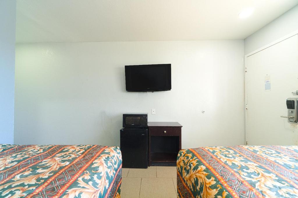 TV a/nebo společenská místnost v ubytování Xpress Inn & Extended Stays