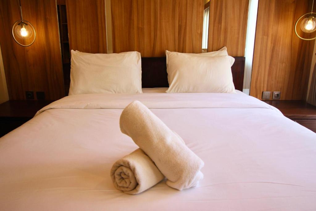 Postel nebo postele na pokoji v ubytování AB Hotel Kuta by AGATA