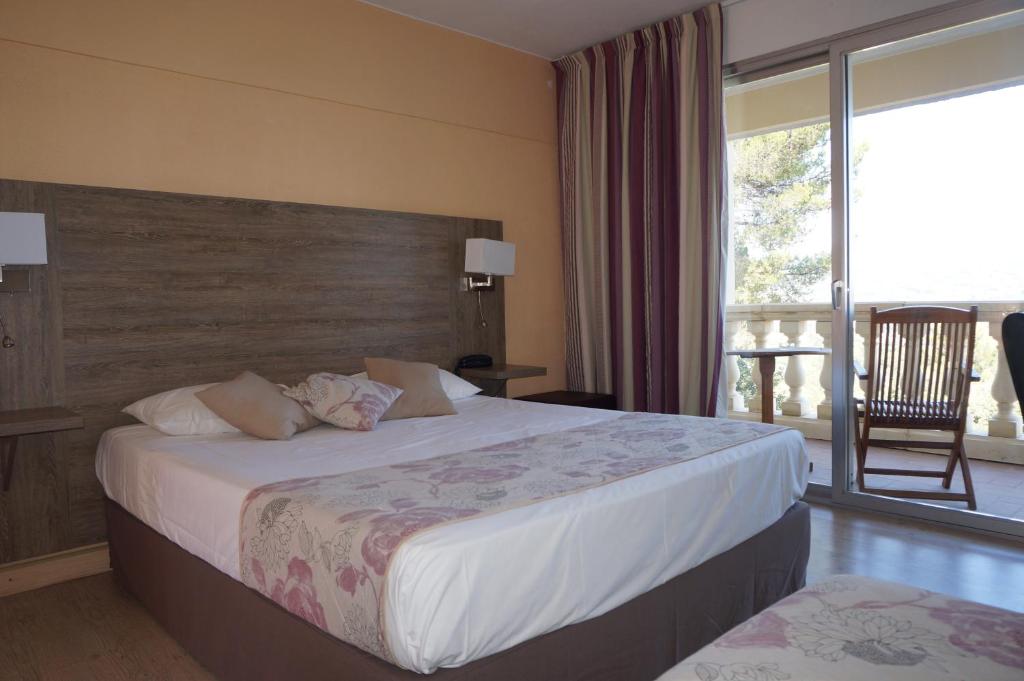 Postel nebo postele na pokoji v ubytování Logis Hotel Le Col De L'ange