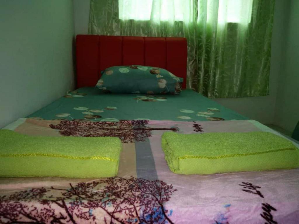 Postel nebo postele na pokoji v ubytování HAKMAL HOMESTAY KENINGAU, SABAH.