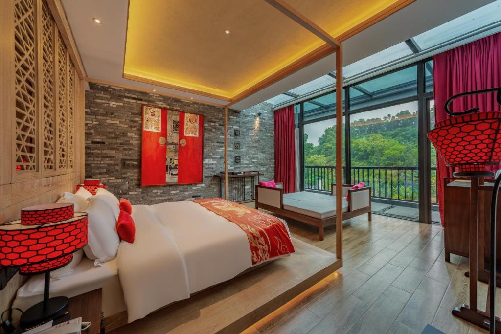 Postel nebo postele na pokoji v ubytování Shenzhen OCT Gankeng Ancient Town Phoenix Hakka Hotel
