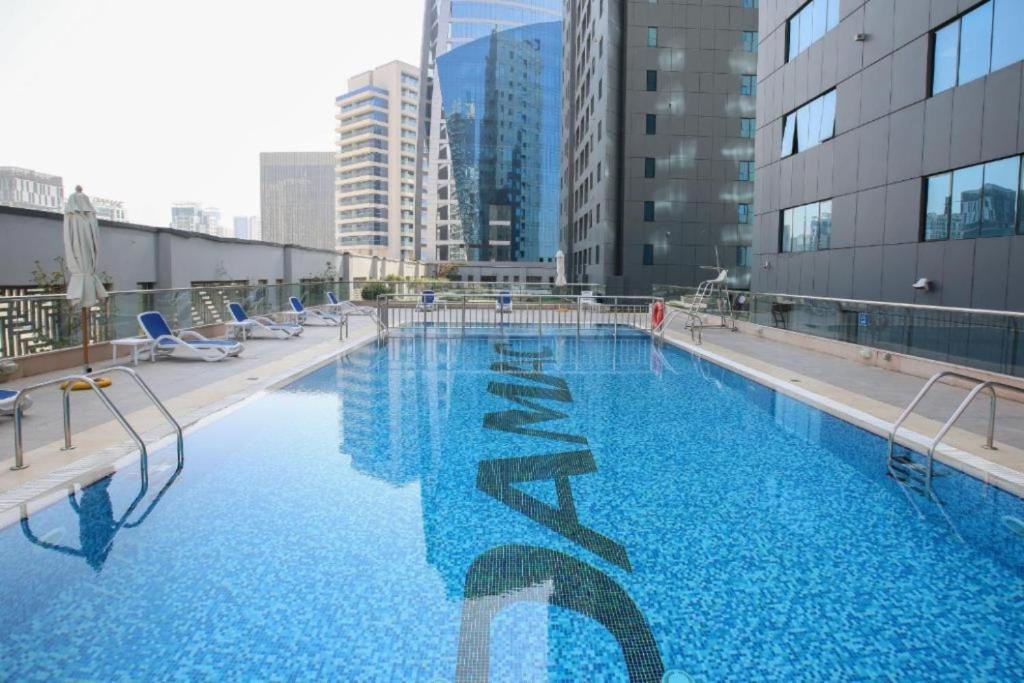 迪拜Citi home Business bay的一座有建筑物的城市里的大型游泳池