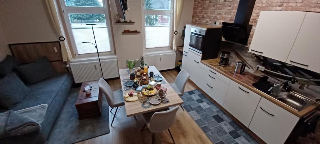 eine Küche mit einem Tisch mit Essen drauf in der Unterkunft Ferienwohnung "Vorpiek" in Ueckermünde