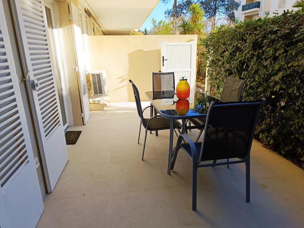 uma mesa e cadeiras com uma fruta em cima em appartement centre ste maxime, 100 m de la plage em Sainte-Maxime