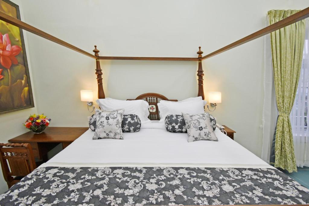 Postel nebo postele na pokoji v ubytování Le Colonial Suites