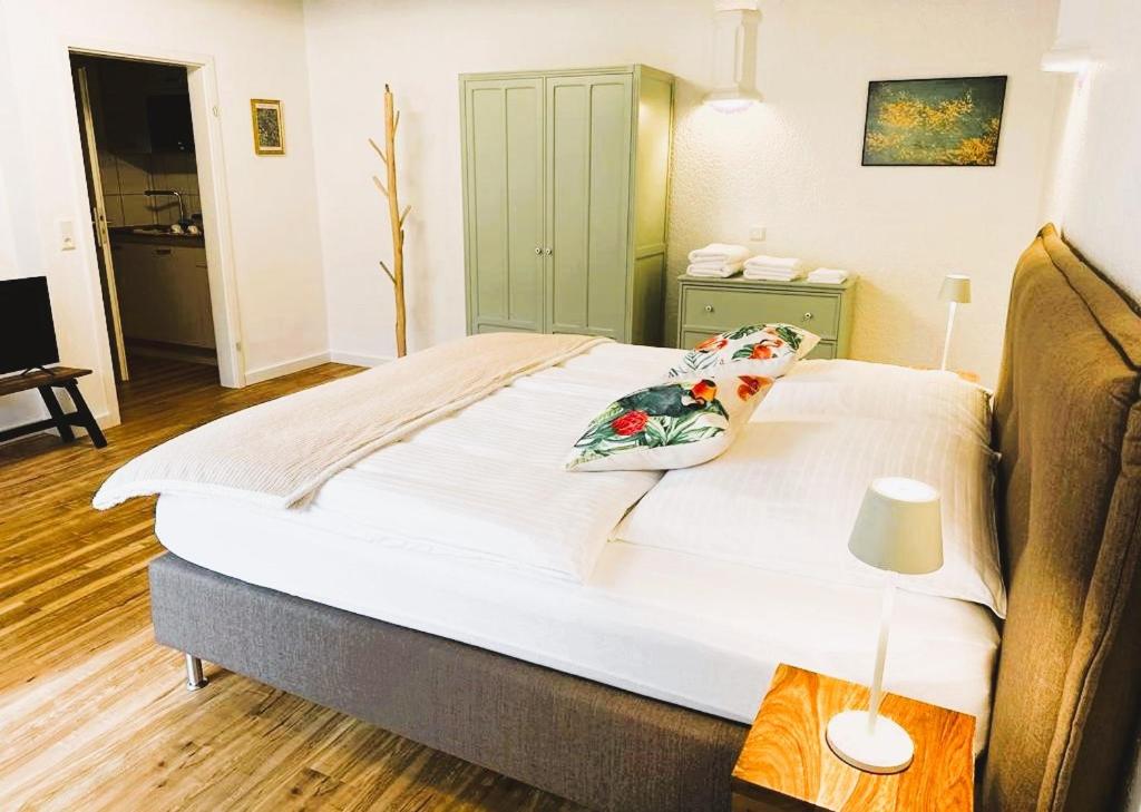 un grande letto in una camera con divano di Sophie's Gästehaus a Meisenheim
