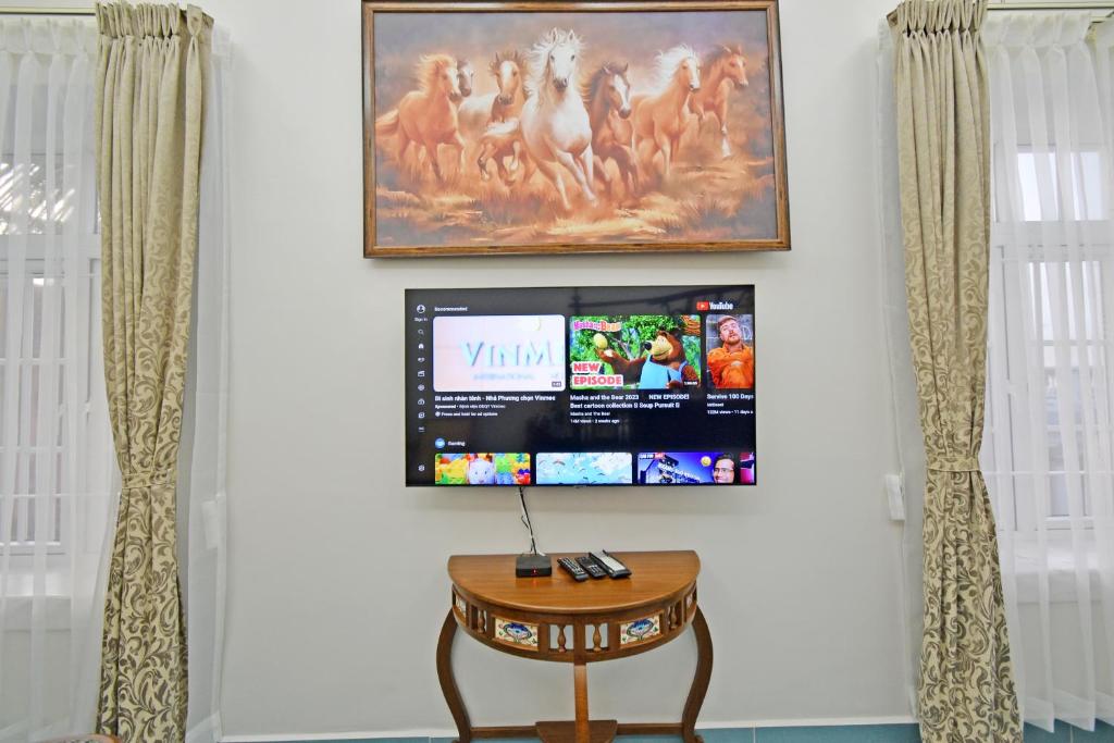TV a/nebo společenská místnost v ubytování Le Colonial Suites
