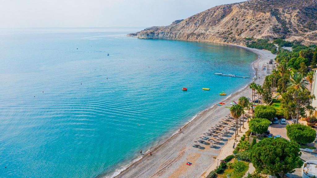 una vista aerea su una spiaggia e sull'oceano di Pissouri Beach Apartments a Pissouri