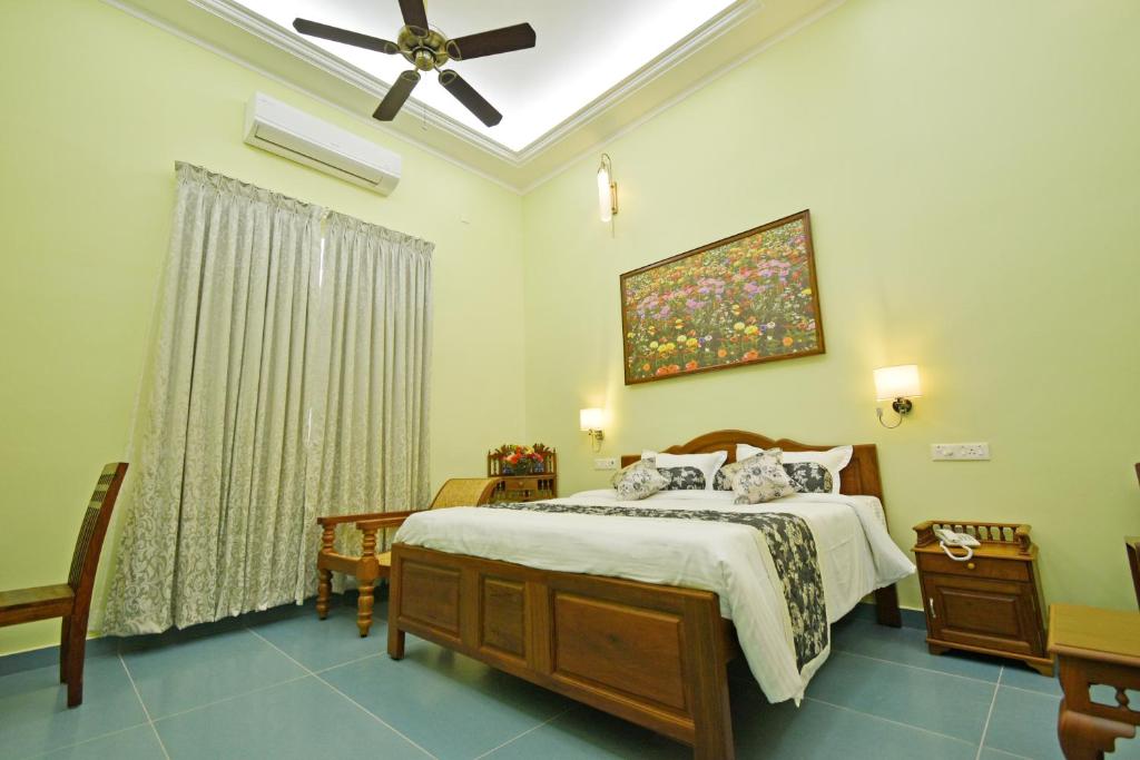 Postel nebo postele na pokoji v ubytování Le Colonial Suites