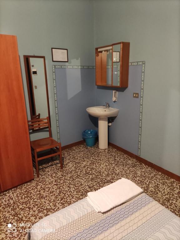 HOSTAL D'ANNUNZIO HOUSe - Twin Room With Shared Bathroom