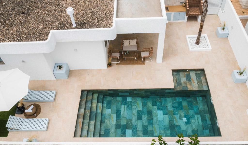 - une vue sur la piscine dans une maison dans l'établissement Casa Gavilán En Riumar, à Riumar