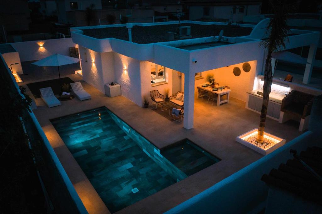 an aerial view of a house with a swimming pool at Casa Gavilán En Riumar ( a 100m de la playa ) in Riumar