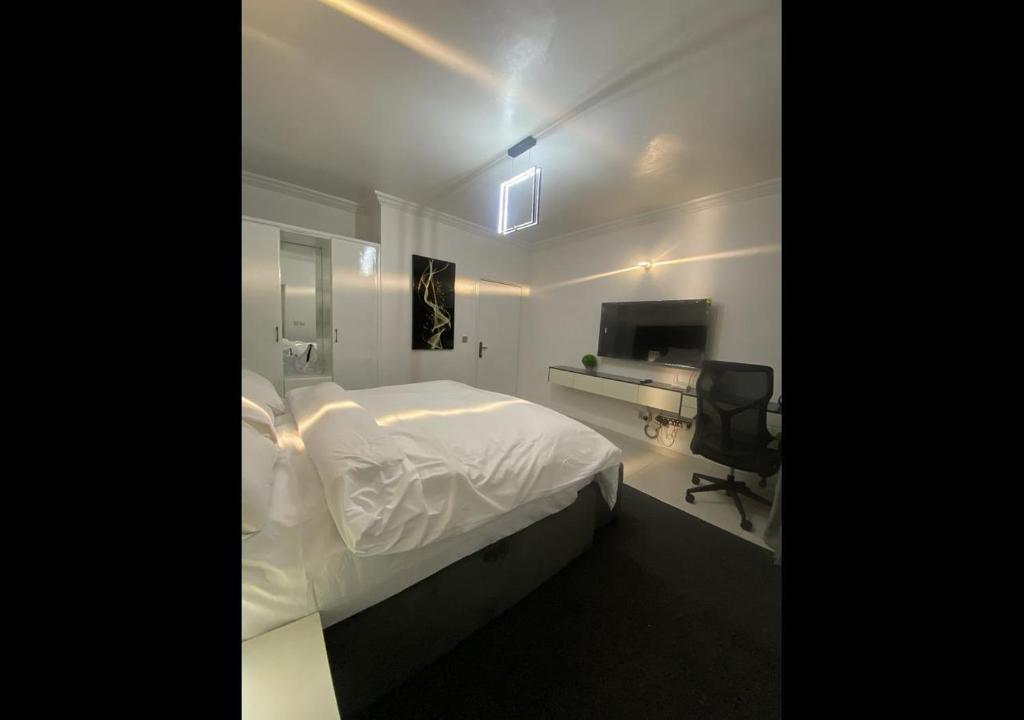 Postel nebo postele na pokoji v ubytování Exquisite Lekki Phase1 Apartment