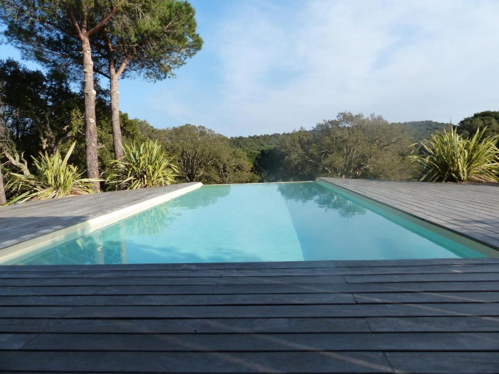 une piscine avec un toit carrelé et des arbres dans l'établissement Luna Verde, à Usciolo