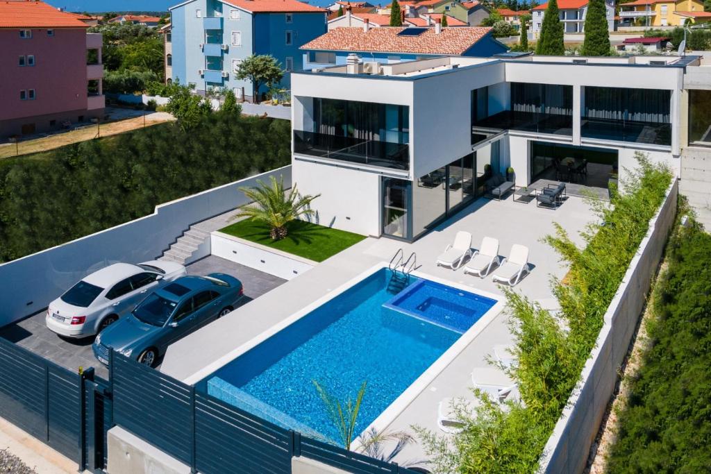 Bazén v ubytování Villa Miaa newly built modern villa in Medulin for 9 people with heated swimming pool & jacuzzi nebo v jeho okolí