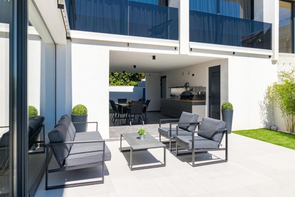 Posezení v ubytování Villa Miaa newly built modern villa in Medulin for 9 people with heated swimming pool & jacuzzi