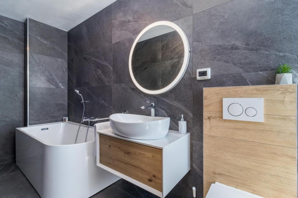 Koupelna v ubytování Villa Miaa newly built modern villa in Medulin for 9 people with heated swimming pool & jacuzzi