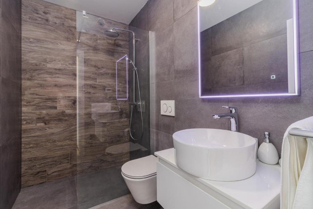 Koupelna v ubytování Villa Miaa newly built modern villa in Medulin for 9 people with heated swimming pool & jacuzzi