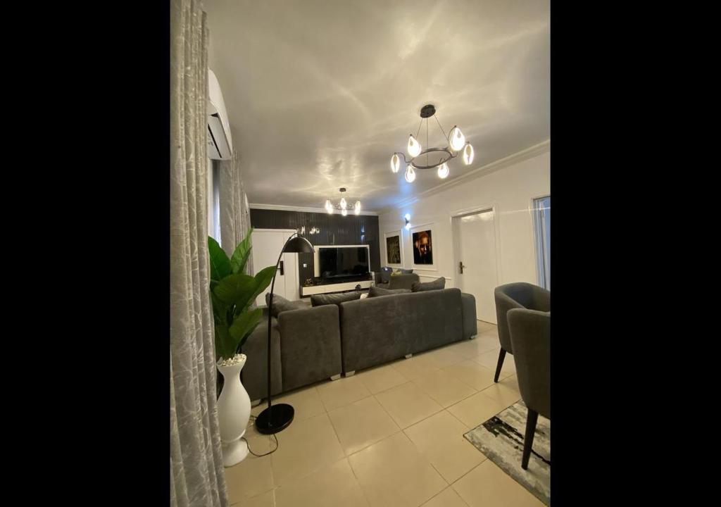TV a/nebo společenská místnost v ubytování Exquisite Lekki Phase1 Apartment