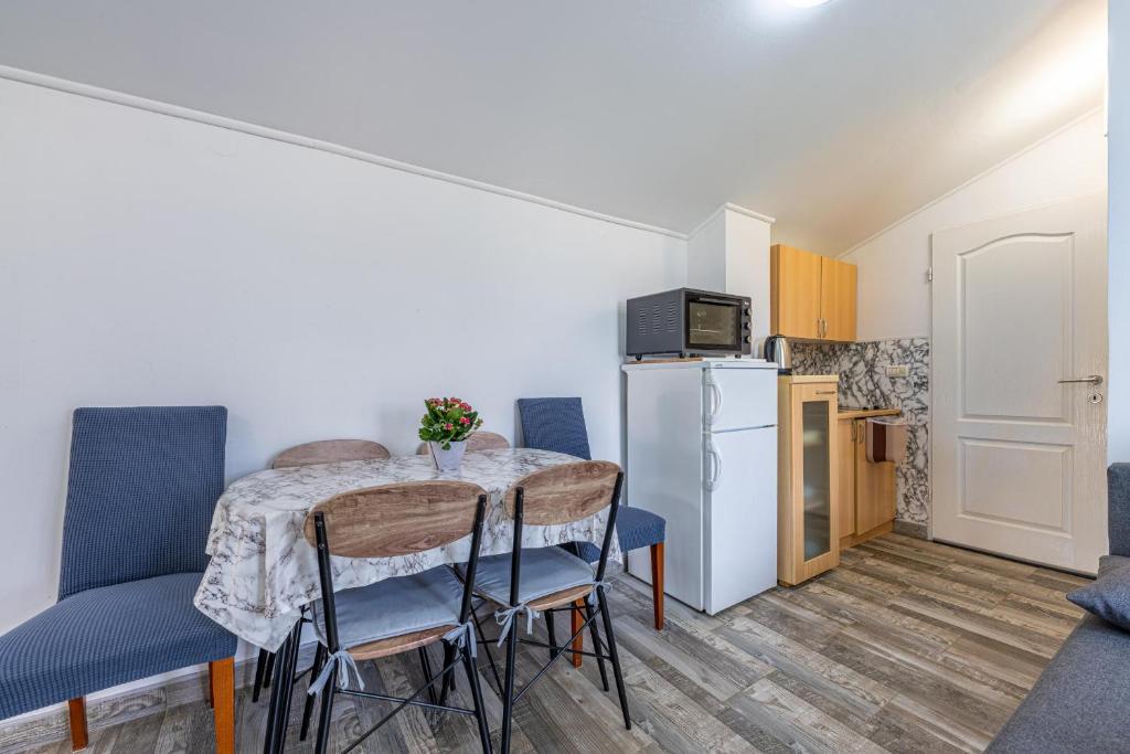 Kuchyň nebo kuchyňský kout v ubytování Marlera apartments with Sea View