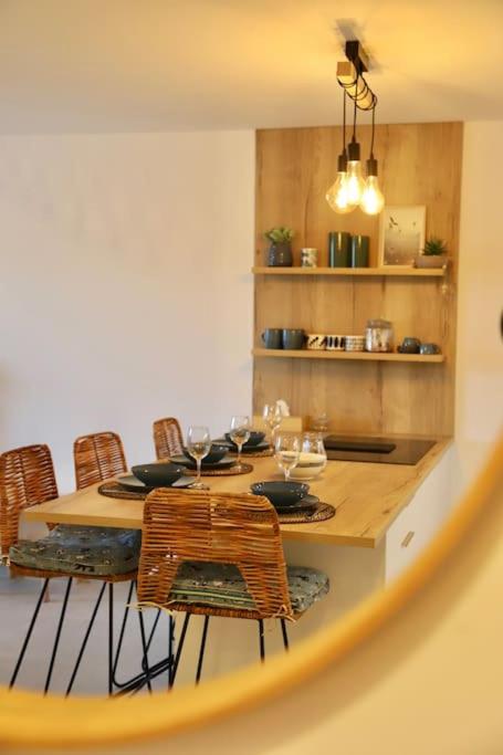une salle à manger avec une table et quelques chaises dans l'établissement Paradis Bleu - Vue Lac avec Terrasse & Garage, à Annecy